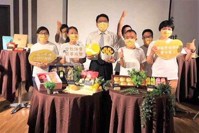 中秋节将至，屏东7个身心障碍团体首次以整合商品、联合行销的概念，推出中秋礼盒。（谢佳潾摄）