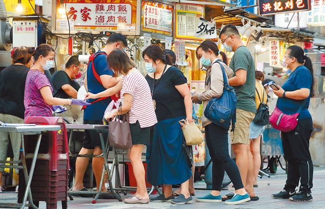 疫情重创民生经济，各界寄望振兴券带来及时雨，没想到，五倍券最小面额200元起跳，让主打铜板经济的夜市摊商大跳脚。图为北市寧夏夜市中消费的民眾。（本报资料照片）