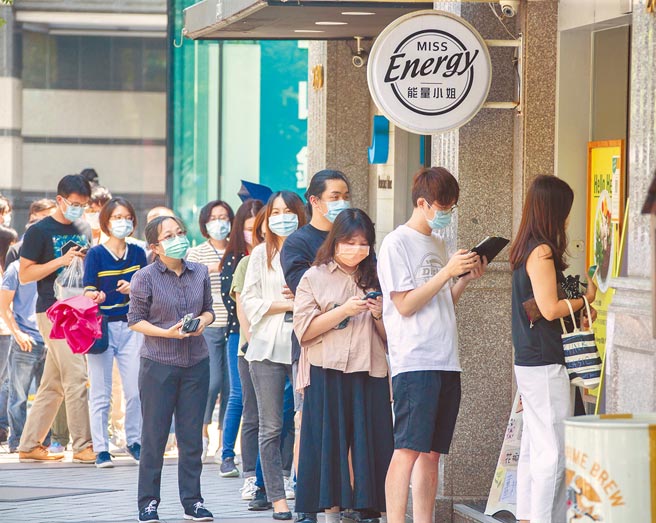 随着疫情趋缓，行政院也规划五倍券方案，振兴疫后经济。图为中午用餐时间，上班族排队抢购午餐的盛况再现。（罗永铭摄）