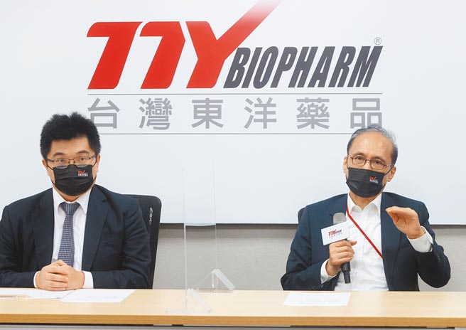 台湾东洋25日举办股东会后记者会，由董事长林全（右）、总经理施俊良（左）说明营运方针。（中央社）