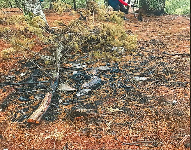 圖為NCC前專委喬建中等5人引發12天森林大火，南投地檢署來回走60公里到現場勘查，拍下災後營火堆樣貌。（南投地檢署提供／黃國峰南投傳真）