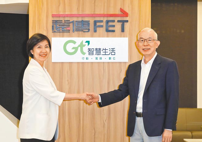 NCC通过远传入股亚太电一案，远传将进入亚太电董事会。图为远传总经理井琪（左）与亚太电总经理黄南仁（右）。（黄琮渊摄）