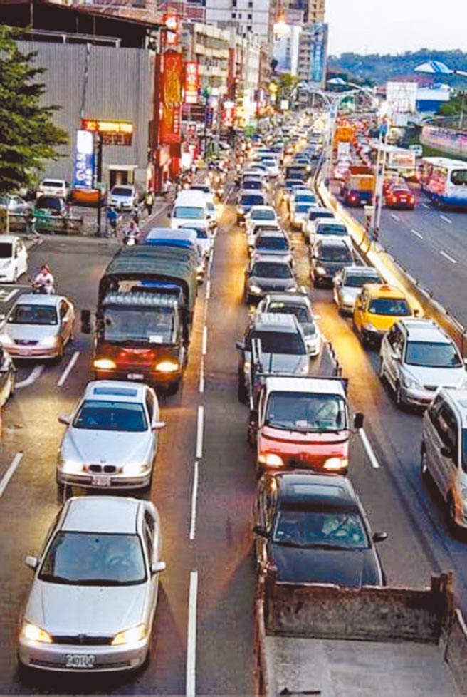 淡水台2乙線每到尖峰時刻都塞到爆，阻礙救護車通行。（新北市交通局提供／本報資料照片）