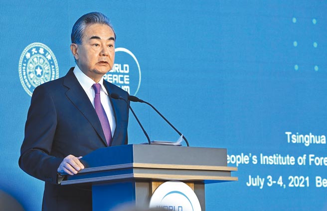 针对阿富汗局势，中国外交部长王毅说美国是阿富汗问题的始作俑者，不应一走了之，也不应又想着实施制裁。图为王毅出席第九届世界和平论坛。（中新社）