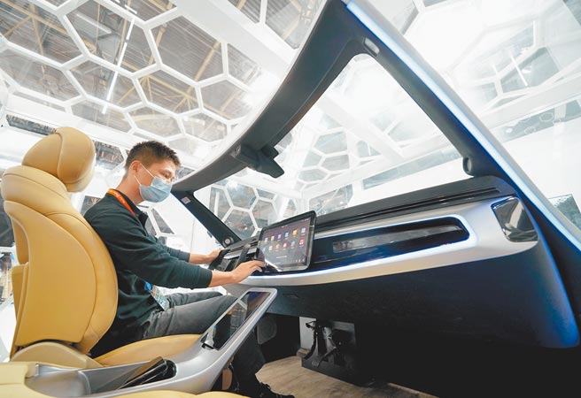 美國已批准供應商向華為出售數億美金的汽車零組件晶片許可證，此舉有望解決華為車用晶片荒的問題。圖為華為工作人員在演示華為智能座艙解決方案。（新華社）