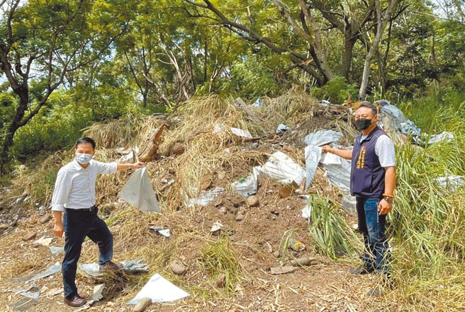 市議員張耀中（左）與春社里長李志洋（右），發現在中台路61-7巷往內走逾300公尺處，遭不肖業者傾倒廢棄物堆積成山。（市議員張耀中提供／陳世宗台中傳真）