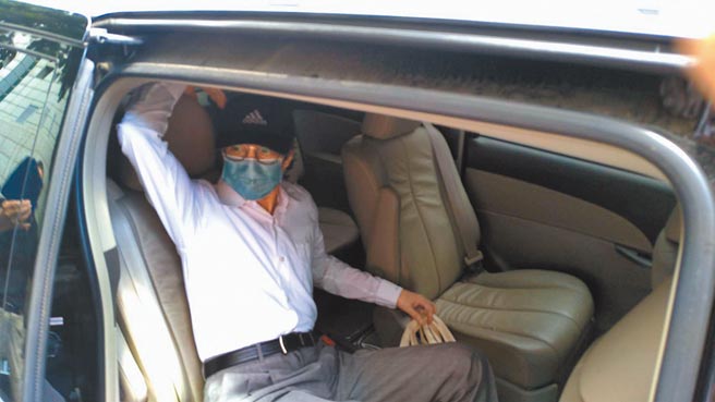 佳和集團前董事長翁茂鍾獲交保後搭車離去，台南地檢署對此一裁定提出抗告。（本報資料照片）