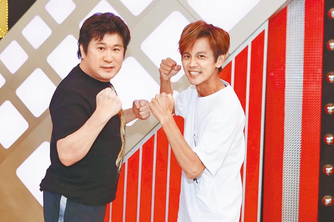 胡瓜（左）昨歸隊《綜藝大集合》，與阿翔一起錄影。（民視提供）