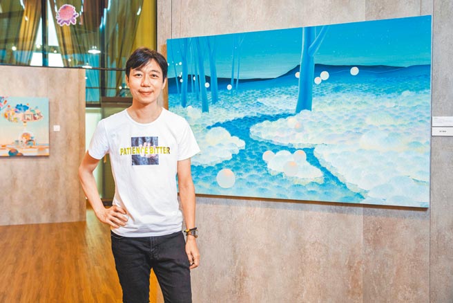 黃柏勳每年都有一幅森林系列作品，他身邊是「林間細語」。（石智中攝）