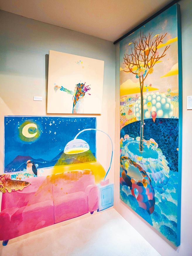 黃柏勳用繪畫記錄生活，也療癒人心，「昨日成詩」（右）曾有買家相中，目前是他的收藏。（石智中攝）