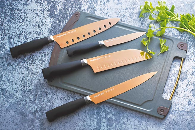 Neoflam鈦金刀具4件組，特價999元；Noblesse大貴鏃抗菌砧板，特價499元。（HOLA提供）