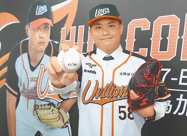 中华职棒统一狮队25日宣布旅美投手胡智为的加盟，并完成签约，以2.5年、总额超过2000万元的合约加盟。胡智为预计29日就要登板先发对上中信兄弟队。（郑任南摄）