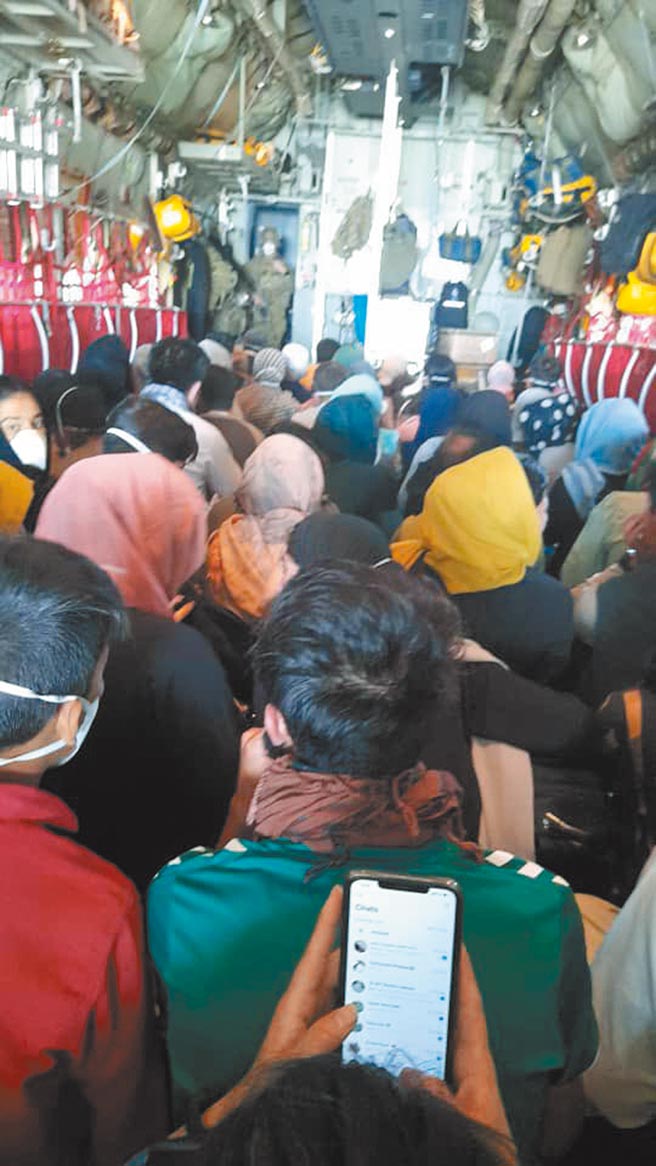 75名阿富汗女足球員與家人順利搭機撤離喀布爾，飛往澳洲，逃過塔利班政權可能的整肅。（推特翻攝）