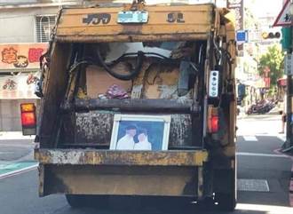 垃圾車驚見巨幅婚紗照 網笑「一生只看3次」：真沒必要