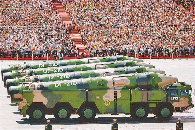 东风-21D是中共最早研发专门针对航空母舰的反舰弹道导弹，是最早一款航母杀手。（图／新华社）