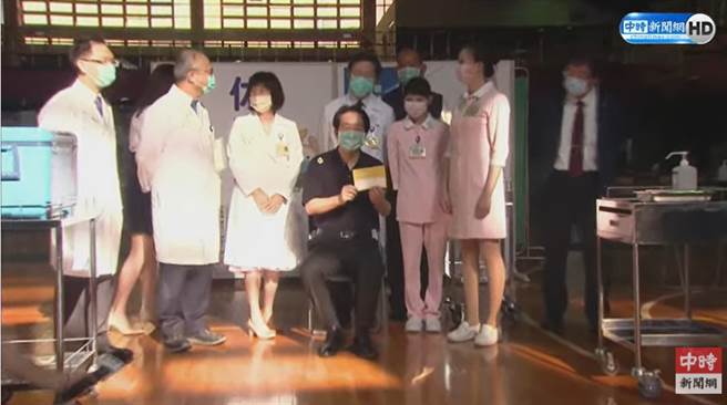 赖清德出示小黄卡。(中时新闻网直播)