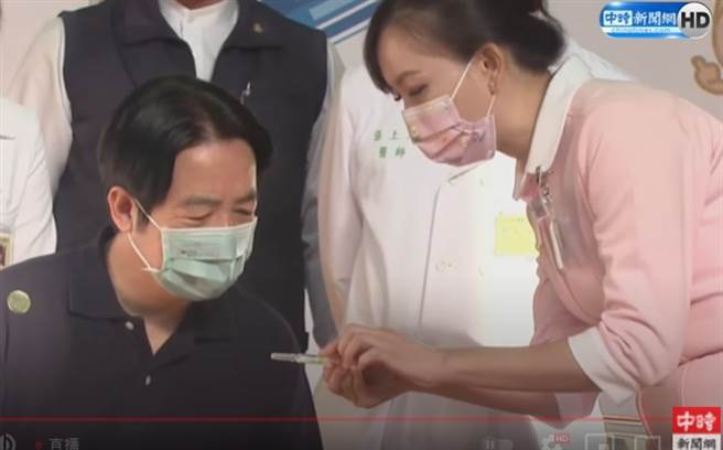 赖清德接种高端疫苗，由温慧敏(右)负责施打。(中时新闻网直播)
