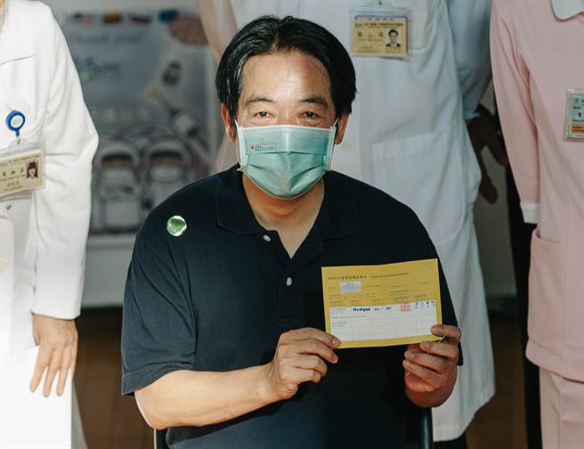 副总统赖清德（见图）27日赴台大医院体育馆接种高端疫苗，完成后秀出接种黄卡。(郭吉铨摄)