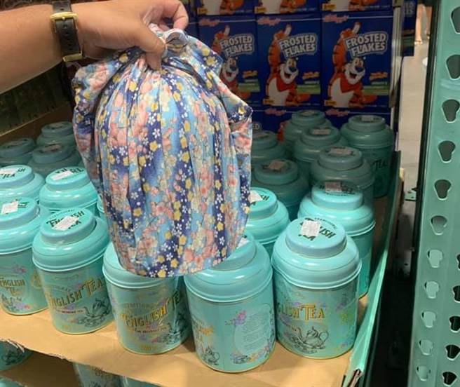 接体员大师兄买好市多骨灰罈红茶回家，打开秒崩溃说，这红茶包怎么长得好像香火袋，这真的不是故意的吗？（图／翻摄自BigBrother大师兄）