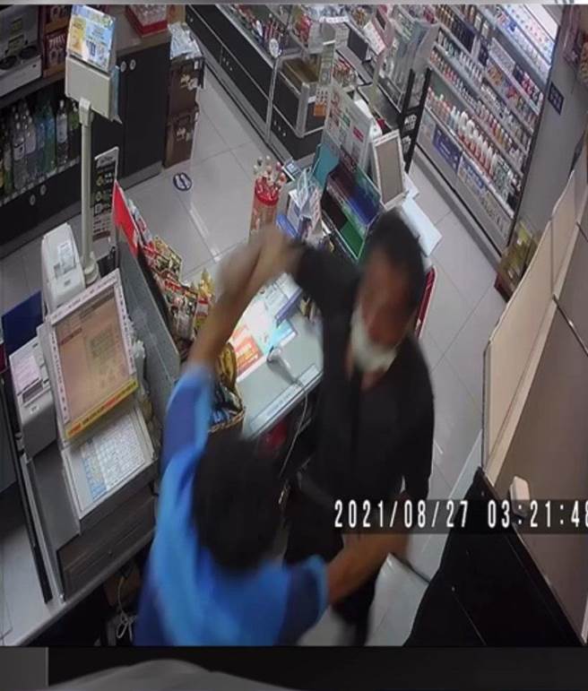 林男吃到一半突然走到柜台，店员以为他要拿卫生纸，没想到他却突然抽出一把美工刀，嘴巴大喊「抢劫！钱拿出来」(翻摄照片／戴上容新北传真)