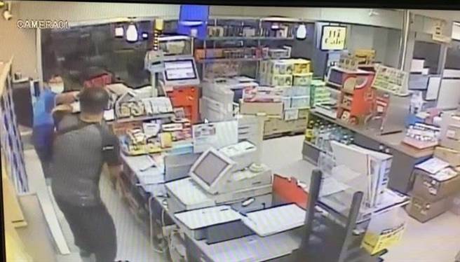 林男吃到一半突然走到柜台，店员以为他要拿卫生纸，没想到他却突然抽出一把美工刀，嘴巴大喊「抢劫！钱拿出来」(翻摄照片／戴上容新北传真)