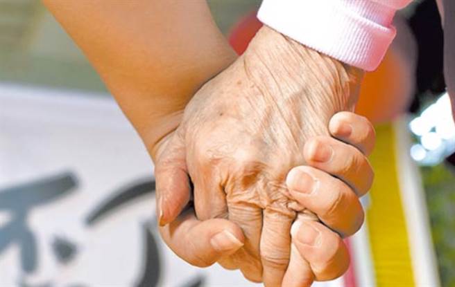 人夫把小六女兒的同學當女友，發生性關係，賠30萬元再判刑2年6月。（示意圖／達志影像）