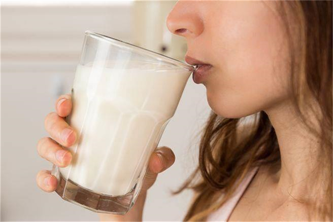 喝牛奶、豆漿容易生痰？營養師用科學證據說真相。(示意圖/Shutterstock)