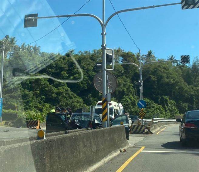 台东台11线152公里处27日早上9点许发生自小客车与小货车擦撞事故。（顏姓民眾提供／蔡旻妤台东传真）