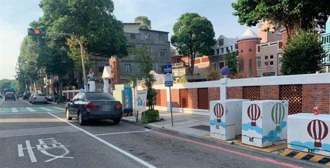 金门县府在民生路规画免费停车时段，落实车格友善和安全机制。（县府观光处提供）