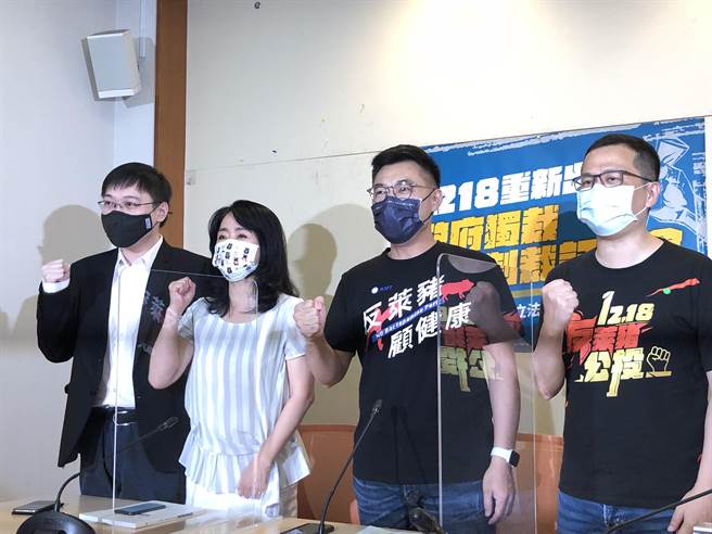 尋求連任的國民黨主席江啟臣今天偕同重啟核四公投領銜人黃士修等人舉行記者會，喊出「1218重新出發、政府獨裁、公投制裁」口號。（趙婉淳攝）