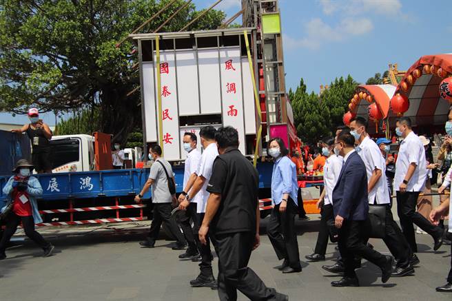 蔡英文总统（中蓝衣者）27日前往新竹县新埔镇，参与褒忠义民亭义民祭典。（庄旻静摄）