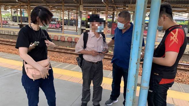 苗栗县竹南镇一名妇人在网路结识自称美国军医博士的男子，对方半个月内向妇人诓称借款，诈骗得手近新台币300万元，家属察觉有异报警；警方循线逮捕车手（左2），竟是一名高龄81岁老翁，依法送办。（中央社提供）