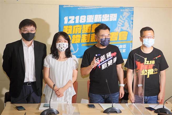 國民黨主席江啟臣（右二）27日以「還我公投」公投案領銜人身分與重啟核四公投領銜人黃士修（左一）、立委李貴敏（左二）、台北市議員羅智強（右一）召開記者會，江宣布，28日起重啟國民黨反萊豬兩公投宣傳，12月的18日4項公投將是對民進黨政府的選票革命，呼籲全民對民進黨政府投不信任票。（張鎧乙攝）
