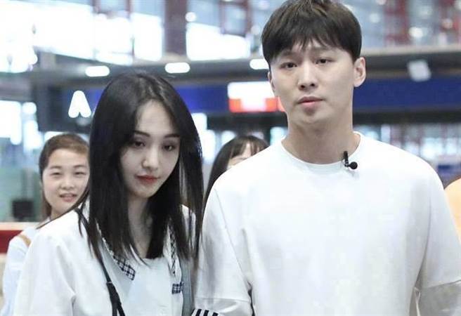 鄭爽遭罰13億天價，下場悽慘。(圖/翻攝自微博)