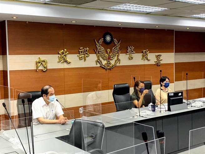 警政署办理讲习，由北检主任检察官黄佩瑜(中)针对「使用远距传译注意事项」授课。（翻摄照片／林郁平台北传真）