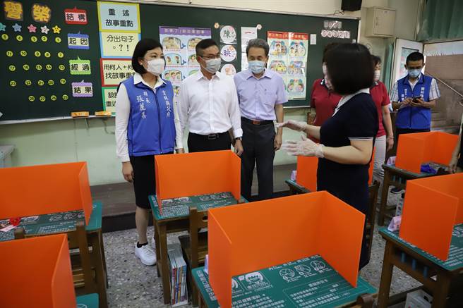 9月1日高中以下學校開學在即，雲林縣長張麗善（右一）今（27日）到虎尾國小了解開學防疫措施準備狀況，圖為虎尾國小準備的用餐隔板。（周麗蘭攝）