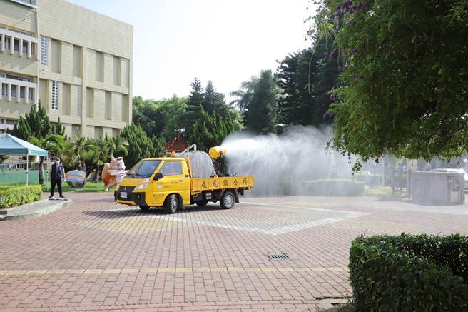 雲林縣環保局及鄉鎮市公所清潔隊25日起也到各校協助消毒校園環境，8月31日前都會完成。（周麗蘭攝）