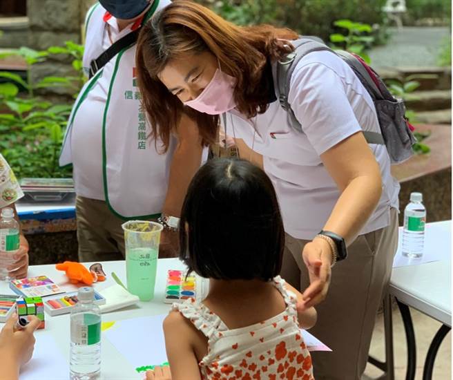 信义房屋高雄左营高铁店在公园设摊让小朋友绘画。(图为2021年四月拍摄/信义房屋提供)