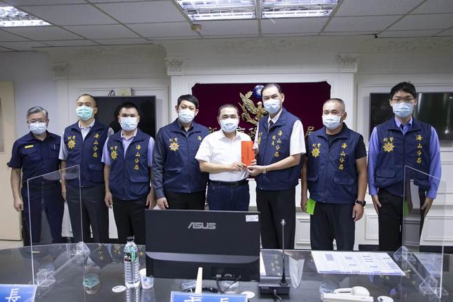 新北市长侯友宜今至海山警分局表扬查获走私非洲猪瘟肉品的官警。（新北市政府提供）