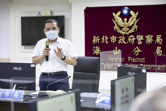 新北市长侯友宜今至海山警分局表扬查获走私非洲猪瘟肉品的官警。（新北市政府提供）