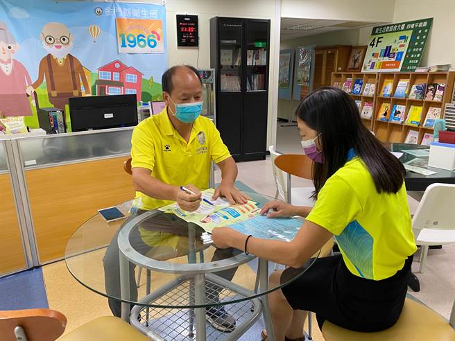 新冠疫情席卷全球，暂停外籍移工入境，让许多家庭聘雇不到外籍看护，金门县卫生局启动协助机制。（金门县卫生局提供）