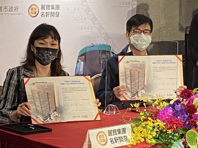 高雄市長陳其邁和麗寶集團旗下的名軒開發董事長吳泓瑩對捷運聯合開發案舉行簽約儀式。（石秀華攝）