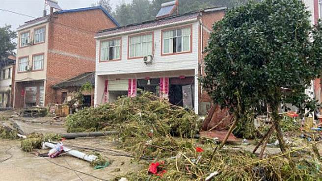 湖北随县柳林镇洪灾致21人罹难4人失踪，县委书记被免职。（大陆央视新闻）