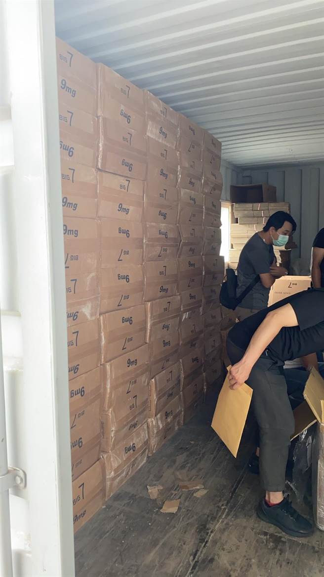 检方深入追查，找到林政龙经营的养殖场，发现养殖场内有20、30只名贵犬，在旁还堆放65箱大七香菸，合计共3万2500包。（读者提供／洪浩轩高雄传真）