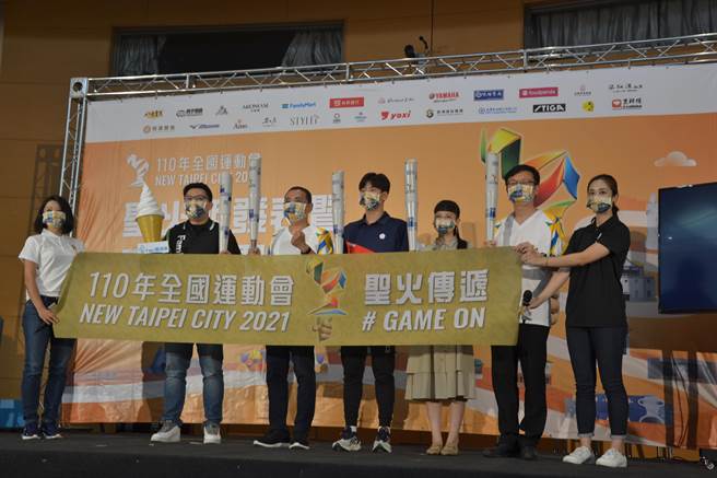 2021全国运动会10月份开幕，新北市长侯友宜今与新锐艺术家李昕、「台湾蝶王」王冠闳出席记者会，宣布全运会圣火将以网路、铁路、公路3路传递，绕行全台各县市站点。（蔡雯如摄）