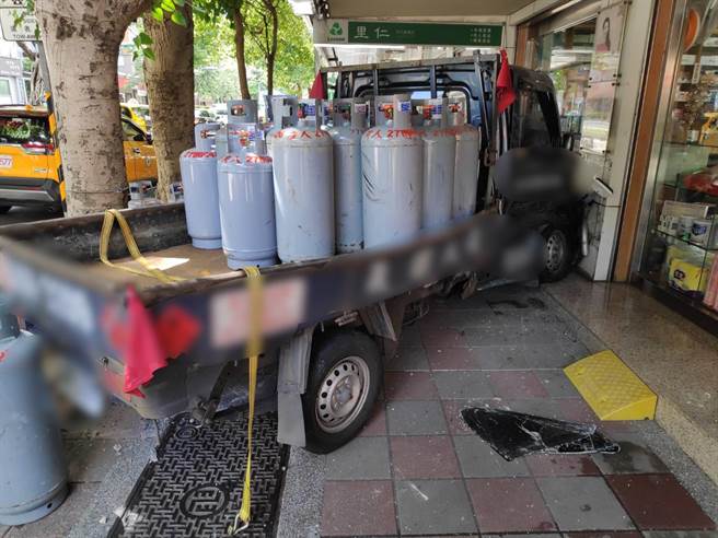 一辆装有瓦斯桶的小货车，衝上骑楼幸无发生意外。（翻摄照片／林郁平台北传真）