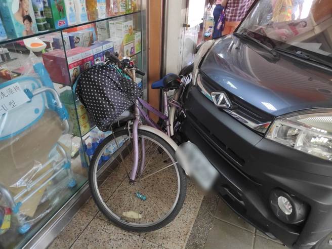 小货车衝上骑楼先撞上一辆脚踏车。（翻摄照片／林郁平台北传真）