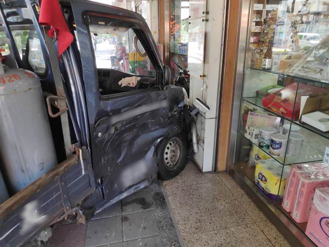 小货车差点衝入一家药局，所幸没有造成人员伤亡。（翻摄照片／林郁平台北传真）