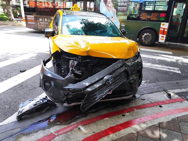小货车与计程车发生碰撞，两名驾驶都无酒驾。（翻摄照片／林郁平台北传真）