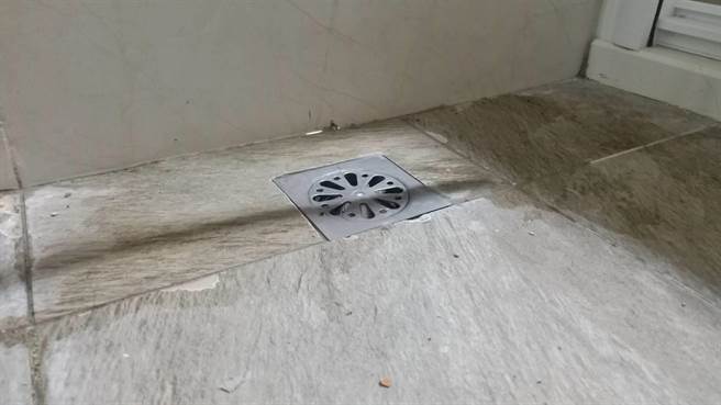 台東幸福住宅住戶浴室漏水，常常在未使用情形下出現小水灘。（民眾提供／蔡旻妤台東傳真）